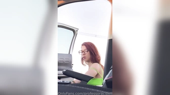 Professora de Inglês flagra amador pelada mijando na estrada