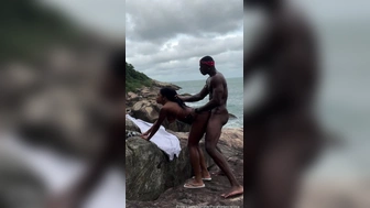 Pocahontas Carioca pagando boquete e levando gozada no rosto