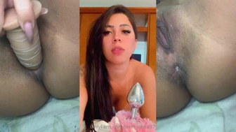 Leeh Vieira nua fodendo o cuzinho apertado com seu consolo grande