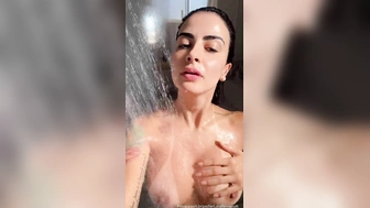 Lola Benvenutti vazou na net pelada se exibindo molhadinha no chuveiro