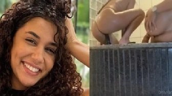 Lana Borges e amiga se masturbando com consolos na banheira