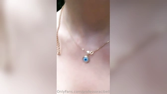 Professora de Inglês vídeo amador exibindo os peitos em publico