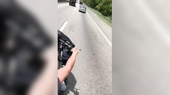 Maikelly Muhl em publico exibindo os peitos grandes em cima da moto
