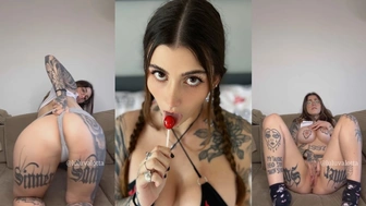 Privacy Lulu Valotta pelada masturbando a buceta e piscando o cuzinho