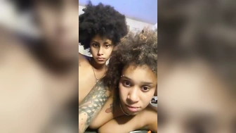 Novinhas negras lésbicas peladas transando na webcam em live