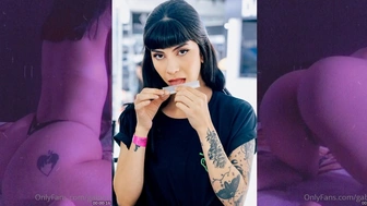 Gabiml pelada de quatro provocando com a bunda gostosa e calcinha socada