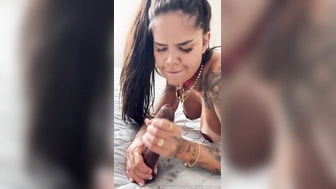 Gabi Sousa pelada masturbando o pau de borracha com cara de puta