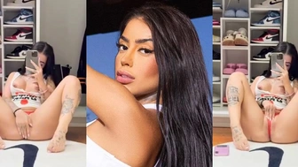 Mc Mirella peladinha masturbando a bucetinha rosa no espelho