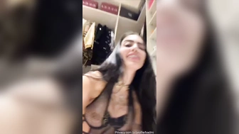 Badmi nua mostrando os peitos de silicone e a buceta rosa no Privacy