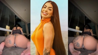 Badmi peladinha de quatro rebolando gostoso com plug anal no cuzinho