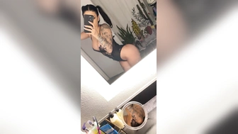 Gina Valentina caiu na net se exibindo com calcinha socada no rabo