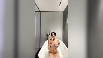 Isadora Rockenbach nua no motel batendo com consolo na cara bem safadinha