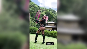 A cantora Anitta pelada se exibindo com cosplay de anime