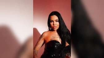 DJ Nathi nua se exibindo bem safada em uma sessão de fotos