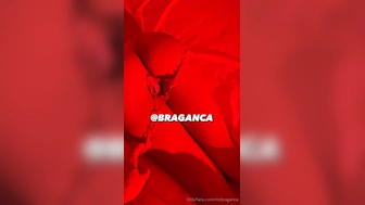 Mc Bragança nua empinando o rabo para o comedor no Privacy