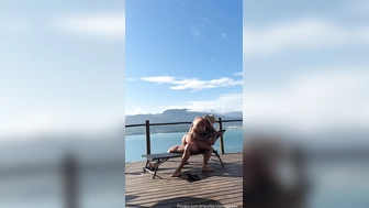 Larissa Sumpani transando na cobertura de luxo de Airbnb no RJ