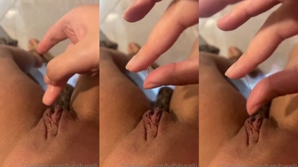 Babi Barelli se masturbando e mostrando a buceta completamente melada