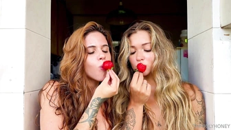 Mel Breia Onlyfans nua comendo morango com amiga gostosa