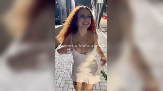 Atriz porno Katana Kai mostrando os peitos em publico na rua