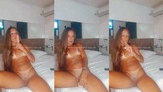 Leticia Lopes pelada se masturbando com um consolo na cama