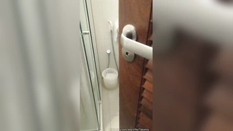 Taiselva Privacy exibindo a bunda grande molhadinha no chuveiro