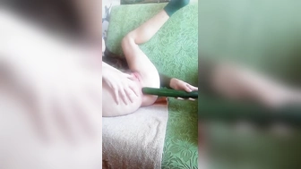 Amadora pepino no cu arrombando o cuzinho rosa sozinha em casa