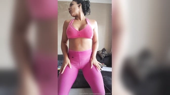 Pamela Santos gostosa se exibindo com uma roupa de academia marcando a buceta
