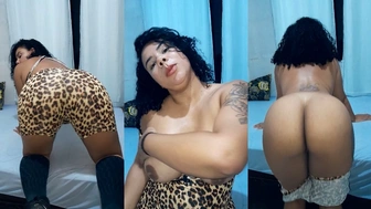 Pamela Santos metendo o dedo no cuzinho pelada no porno do Onlyfans