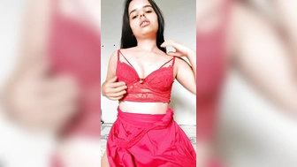 Safada gozando na siririca e tendo um squirt delicioso molhando tudo