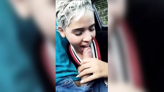 Sapatão pagando boquete para o amigo que deixou a machuda cheia de tesão
