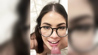 Mandyflix sexo oral gostoso mamando o namorado e levando uma gozada na boca