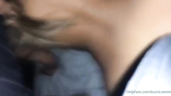 Bunni Emmie fudendo no pelo e gemendo enquanto goza na pirocada forte