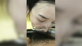 Boquete a força obrigando a empregada asiática novinha a pagar um boquete