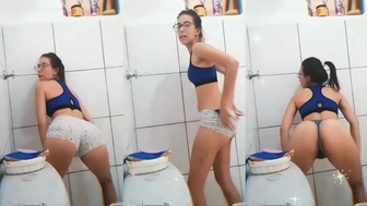 Amadora nudes novinha gostosa rebolando só de shortinhos curto no banheiro