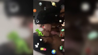 Menage com as primas novinhas safadas que engolem o cacete do primo juntas