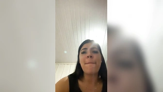Coroa morena pelada na live mostrando o bucetão na webcam