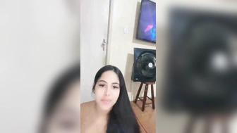 Dançando funk pelada na live e rebolando a bunda cheia de tesão