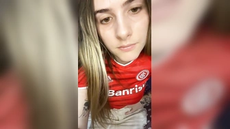 Famosinha torcedora do internacional caiu na net brincando com a bucetinha cheia de tesão