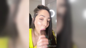 Lis Del Castilho nua chupando um consolo louca para pagar boquete