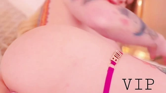 Leticia Marches xvideos pelada de quatro exibindo a buceta rosa com um plug anal socado no cu