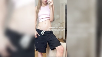 Nudes vazado da magrela safada do onlyfans se exibindo cheia de tesão