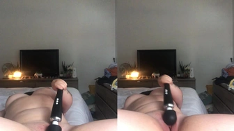 Rexi James nua masturbando a bucetinha com um vibrador
