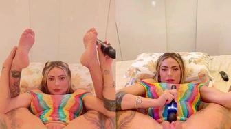 Loira da buceta rosa inchada Flavia Oliver se masturbando