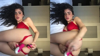 Erome Mackzjones socando um consolo na buceta e outro no cu