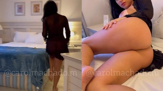 Carol Machado pelada passando creme no corpo perfeito na cama