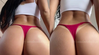 Carol Machado gostosa rebolando bumbum com calcinha atolada o cuzinho