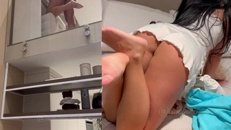 Gostosa Carol Machado sensualizando com peitos e buceta de fora