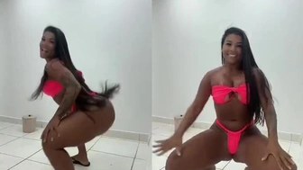 Brasileira Etiane Félix dançando com fio dental no rabão