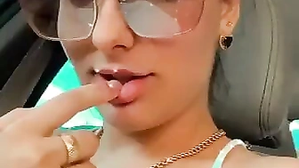 Mariana Casaroto flagrada com seios de fora e dedo na boca no carro