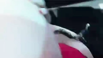 Erica Moraes flagrada exibindo peitões e buceta carnuda dentro do carro